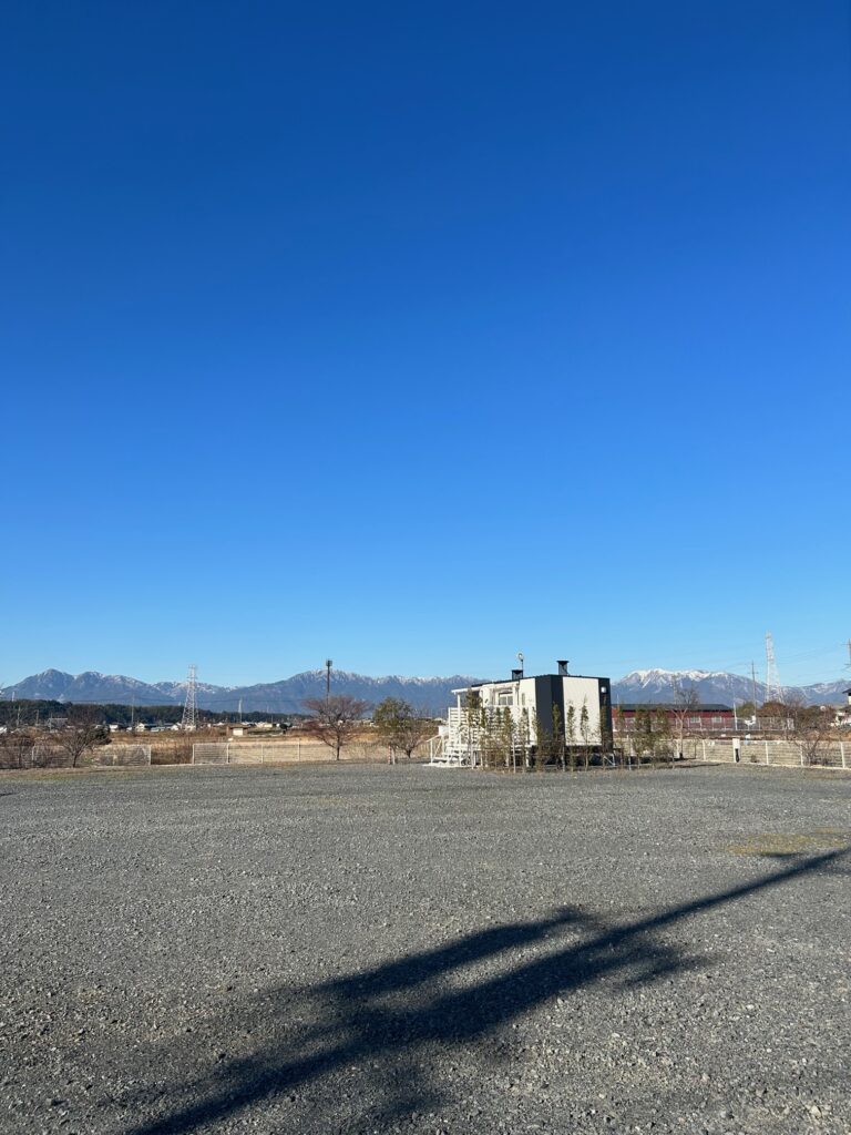 鈴鹿山脈の稜線には雪が積もっています